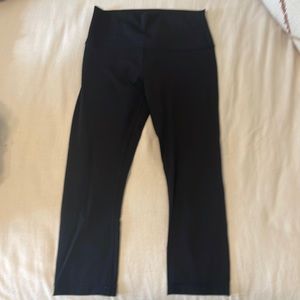 Elastic Lululemon cropped black leggings in a size 4.